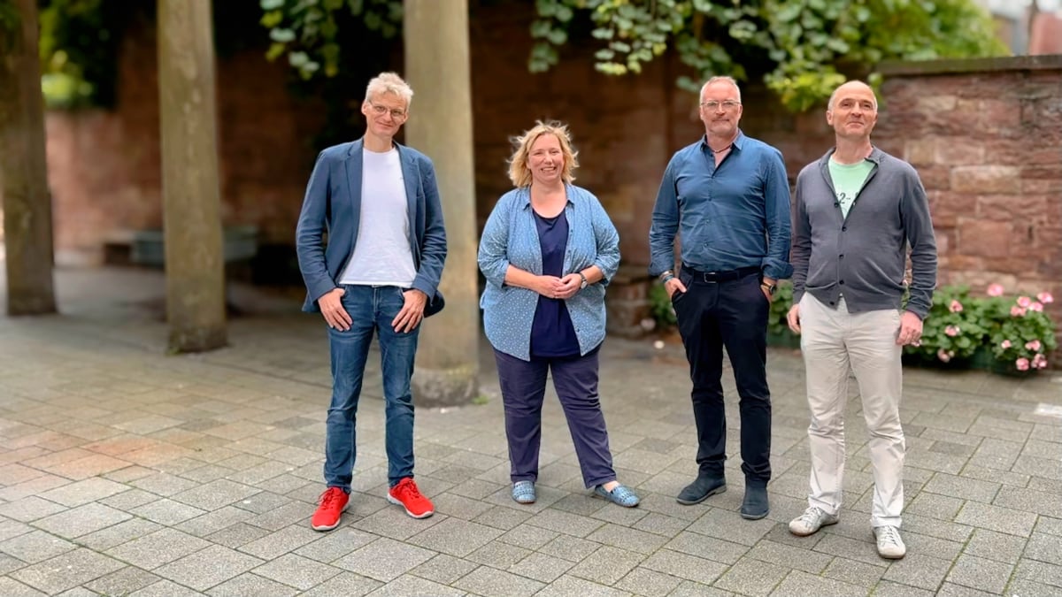von links nach rechts: Herr Dr. Roth, Frau Seitz, Herr Klering, Herr Schneider von links nach rechts: Herr Dr. Roth, Frau Seitz, Herr Klering, Herr Schneider